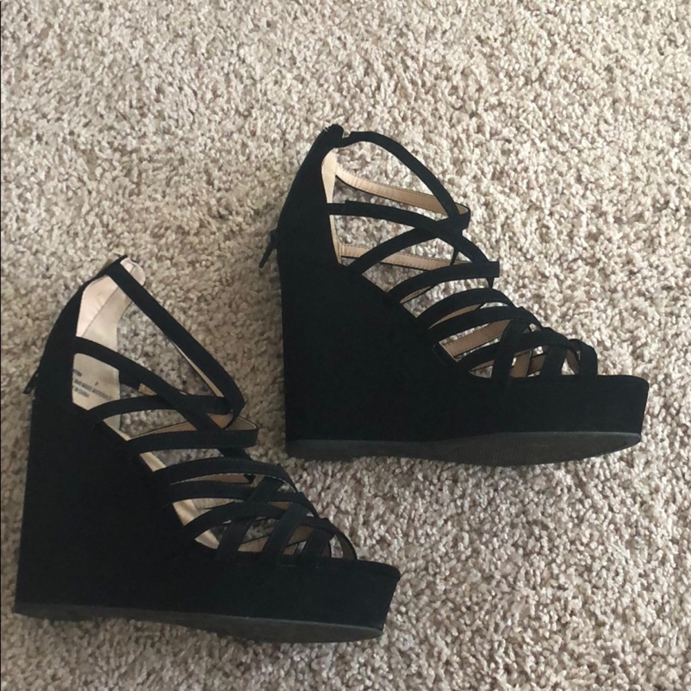 Black wedges